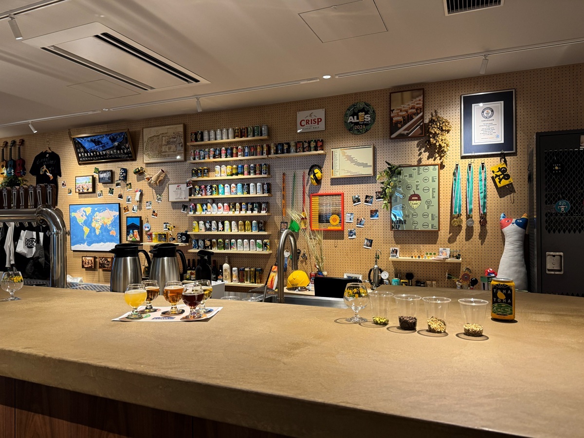 「ヤッホーブルーイング」の展示品が散りばめられたインテリアもかわいい