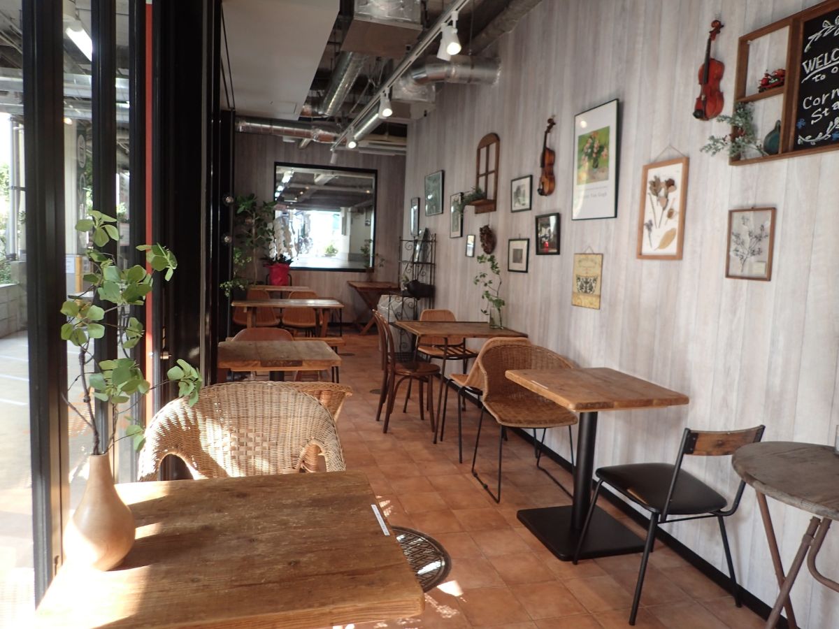 日進ワールドデリカテッセン「CORNER STAND」店内