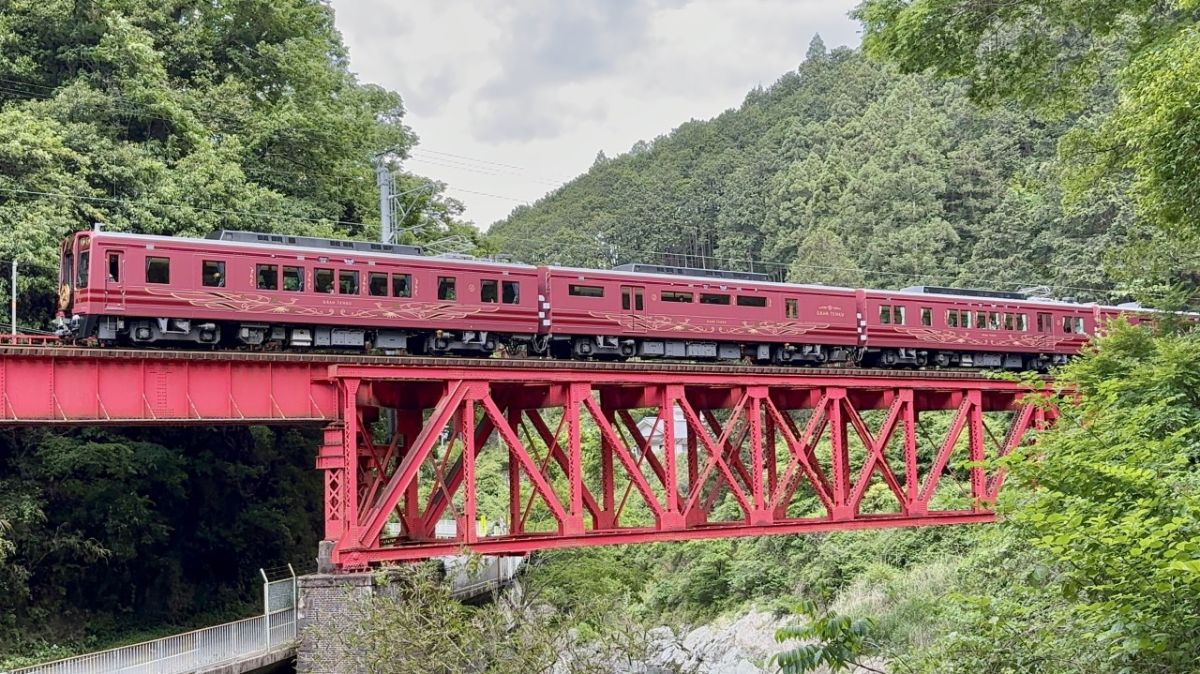 南海高野線の難波駅と極楽橋駅を結んで走る新観光列車「GRAN 天空」