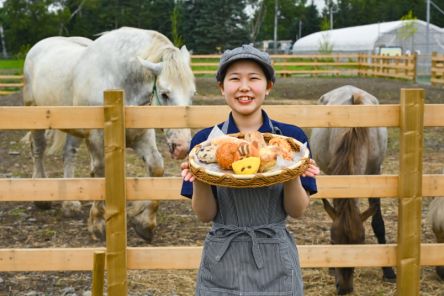 【北海道・帯広】絶品パンとばん馬とのふれあいを楽しむ新名所｜麦音ホースパーク