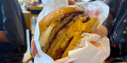 【バーガーキング®新作】おいしさもカロリーも過去最大級！？「ダーティ ザ・ワンパウンダー」実食レポ