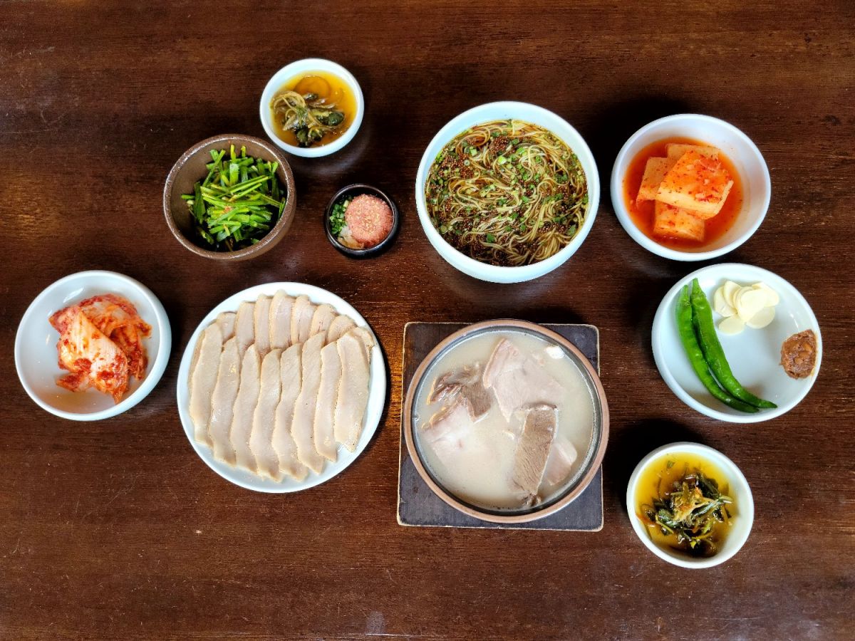 テジクッパとは、豚肉や豚の骨から出汁を取ったスープにご飯を合わせたスープご飯のこと
