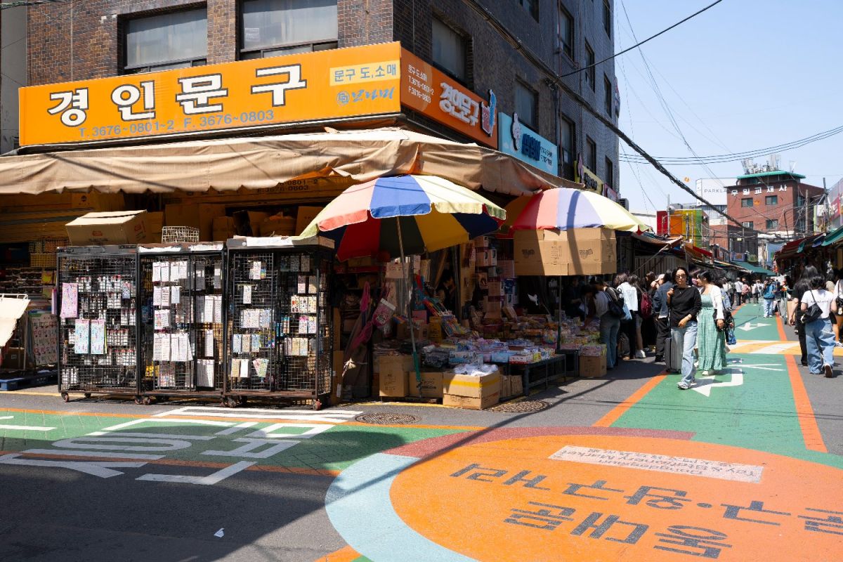 ゲリラライブは「경인문구（キョンイン文具）」前で行われた