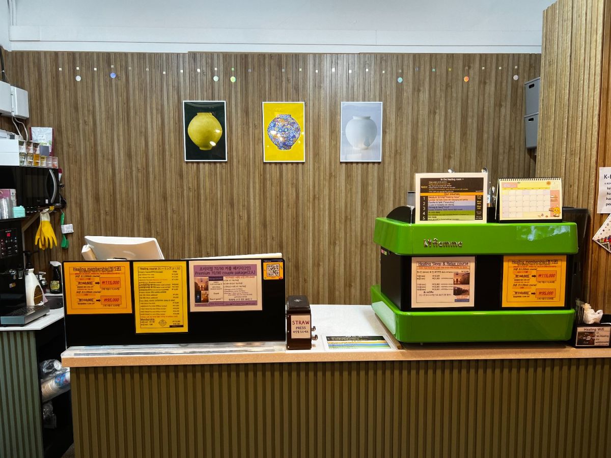 フロントでコースを選ぶ／提供：MR.HEALING 明洞駅店