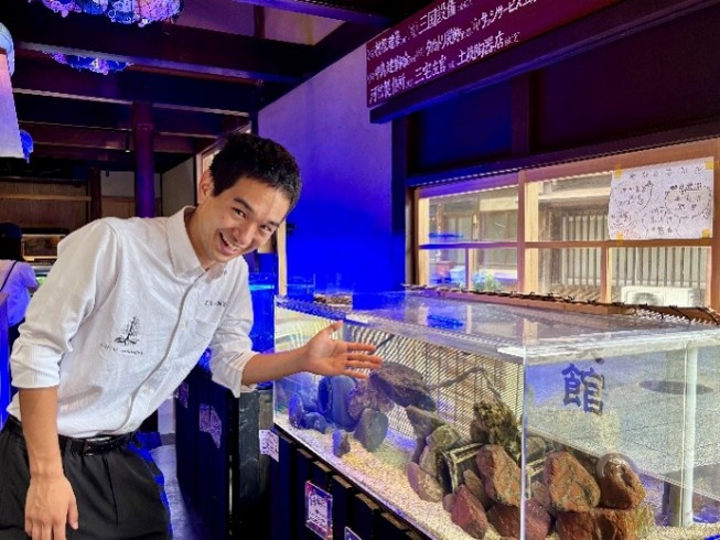 館長が担当する水槽では、目元がお気に入りだというカサゴを展示