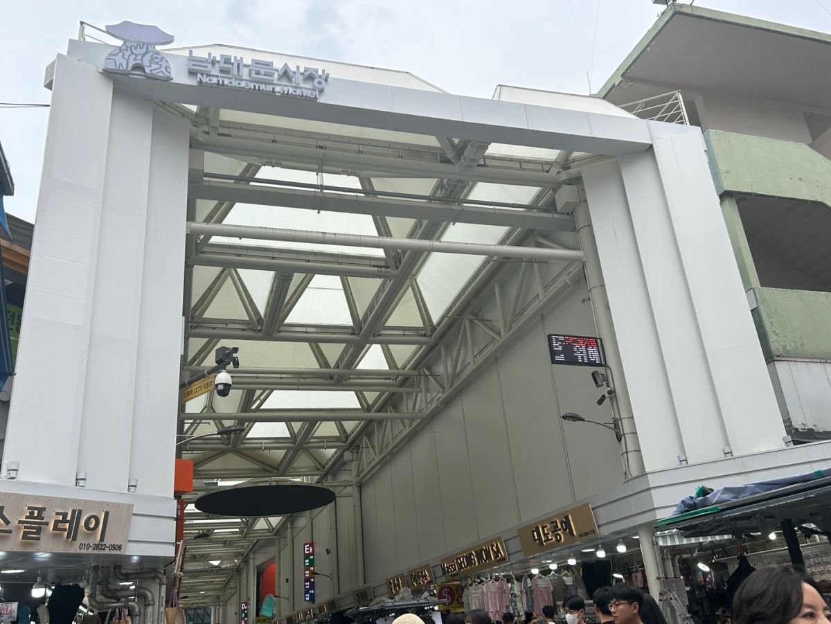 2025年に完成した韓屋の軒下モチーフのアーケード。ソウル市は「100年後も訪れたい市場」を目指しているそう