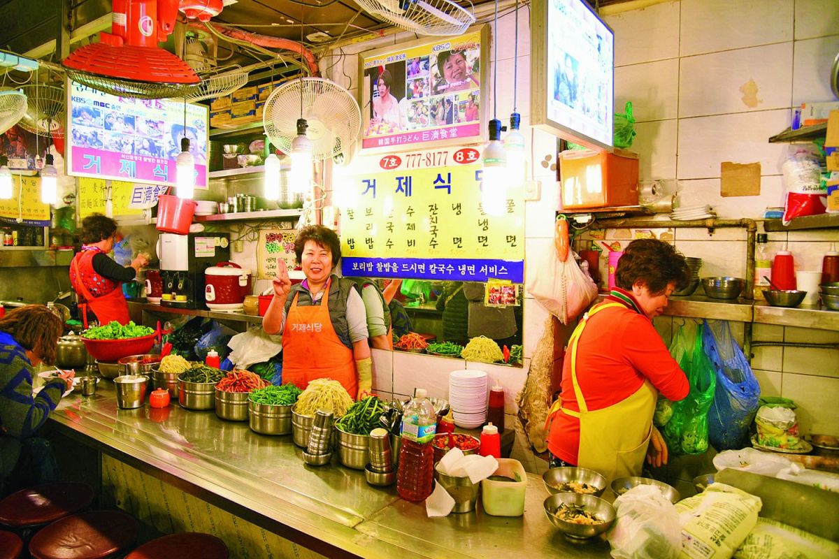 巨済食堂はカウンターのみの小さな店。常にお客さんでいっぱい！