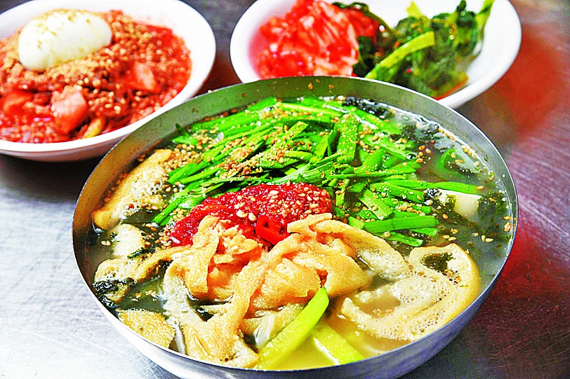 手打ち麺のスープ料理「カルグクス」。単品での販売はないので、「カルグクス（大）＋冷麺（小）セット」（W9000）などを注文しよう