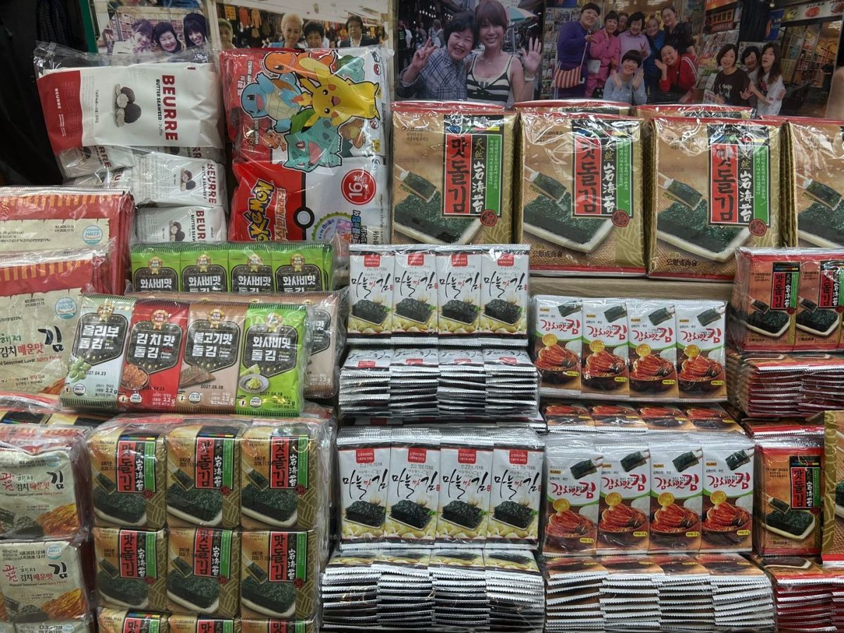 味付けのりやフレーバーのりがずらり。軽くてかさばらないので、バラマキみやげの定番
