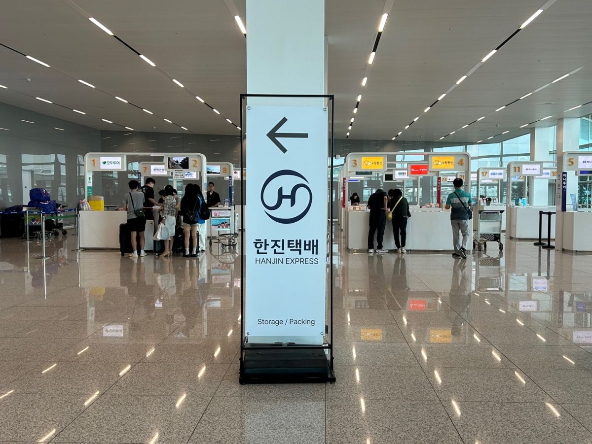 空港3階の出国フロアにカウンターがある