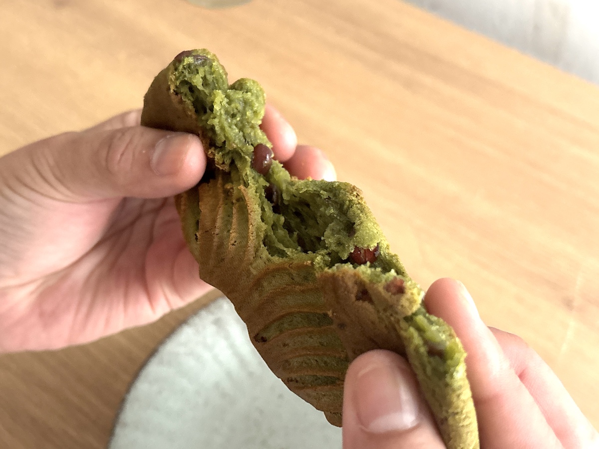 「新羽二重 焼き餅あずき」を手で割る様子