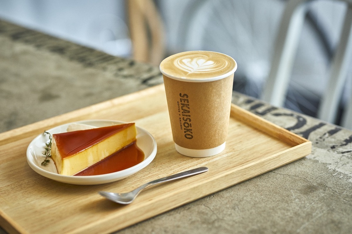 「名物プリン」600円　「カフェラテ」600円