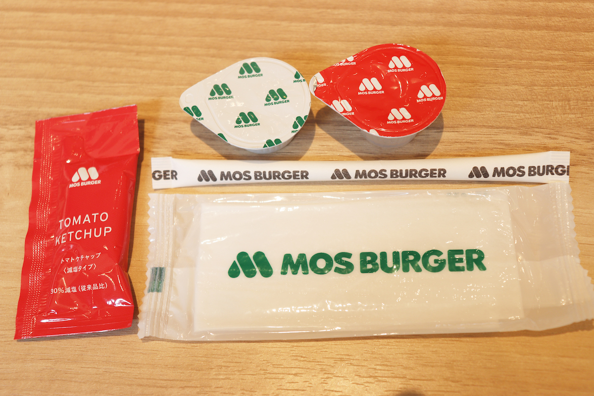 ケチャップやおしぼりなどには、おなじみの「モスバーガー」のロゴが。