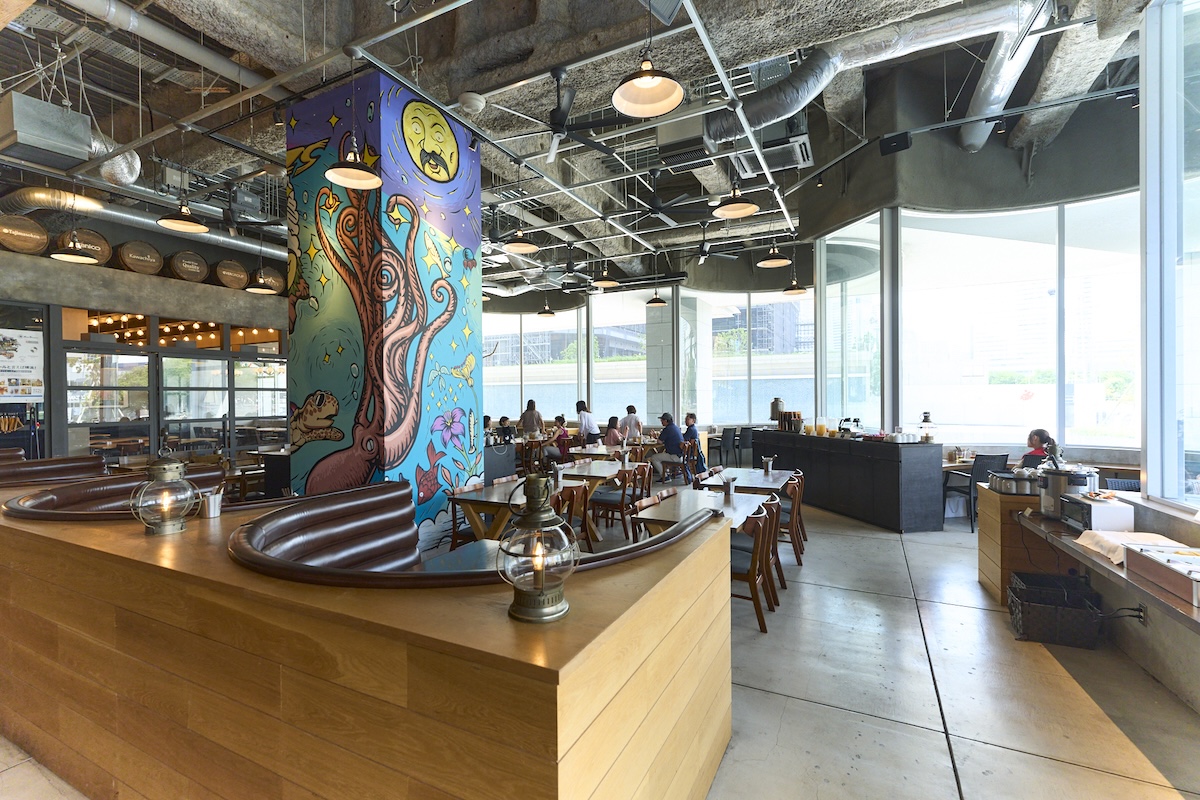 　「REVO BREWING」のレストランエリア