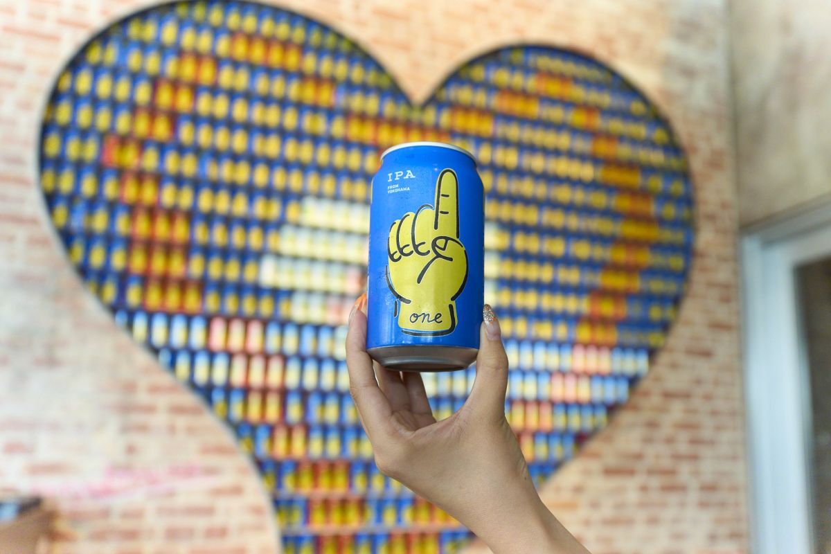 オリジナル缶ビールがハート形に並ぶ、店内のフォトスポット