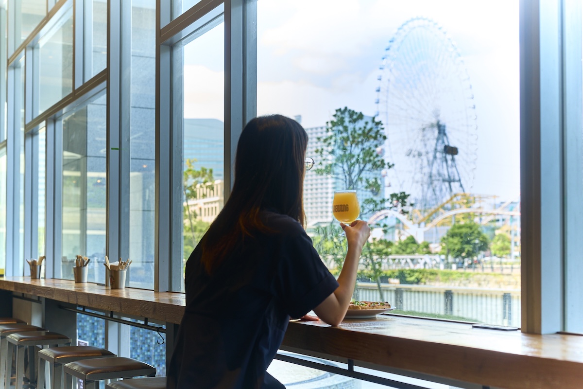 バーエリアのカウンター席から大観覧車「コスモロック21」に乾杯