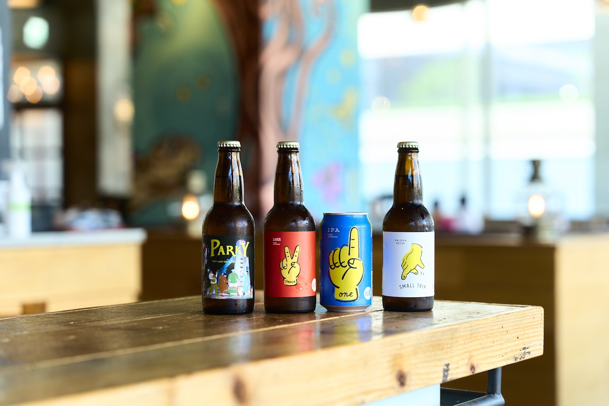 「クラフトビール4本セット」3300円（持ち帰り）。左からセゾンビールの「PARKY Saison」、ラガービールの「PEACE」、IPAの「ONE」、低アルコールのセゾンビール「Small Trip」　※時期により内容は異なる