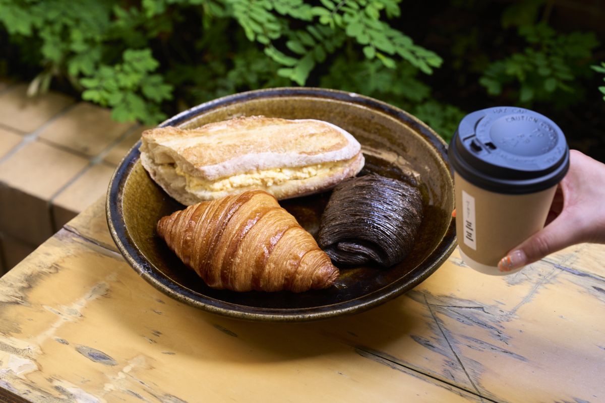 手前から時計回りに、「クロワッサン」380円、「トリュフエッグサンド」520円、「パンスイスショコラプラリネ」450円、「ドリップコーヒー」450円。テラス席はワンちゃんもOK