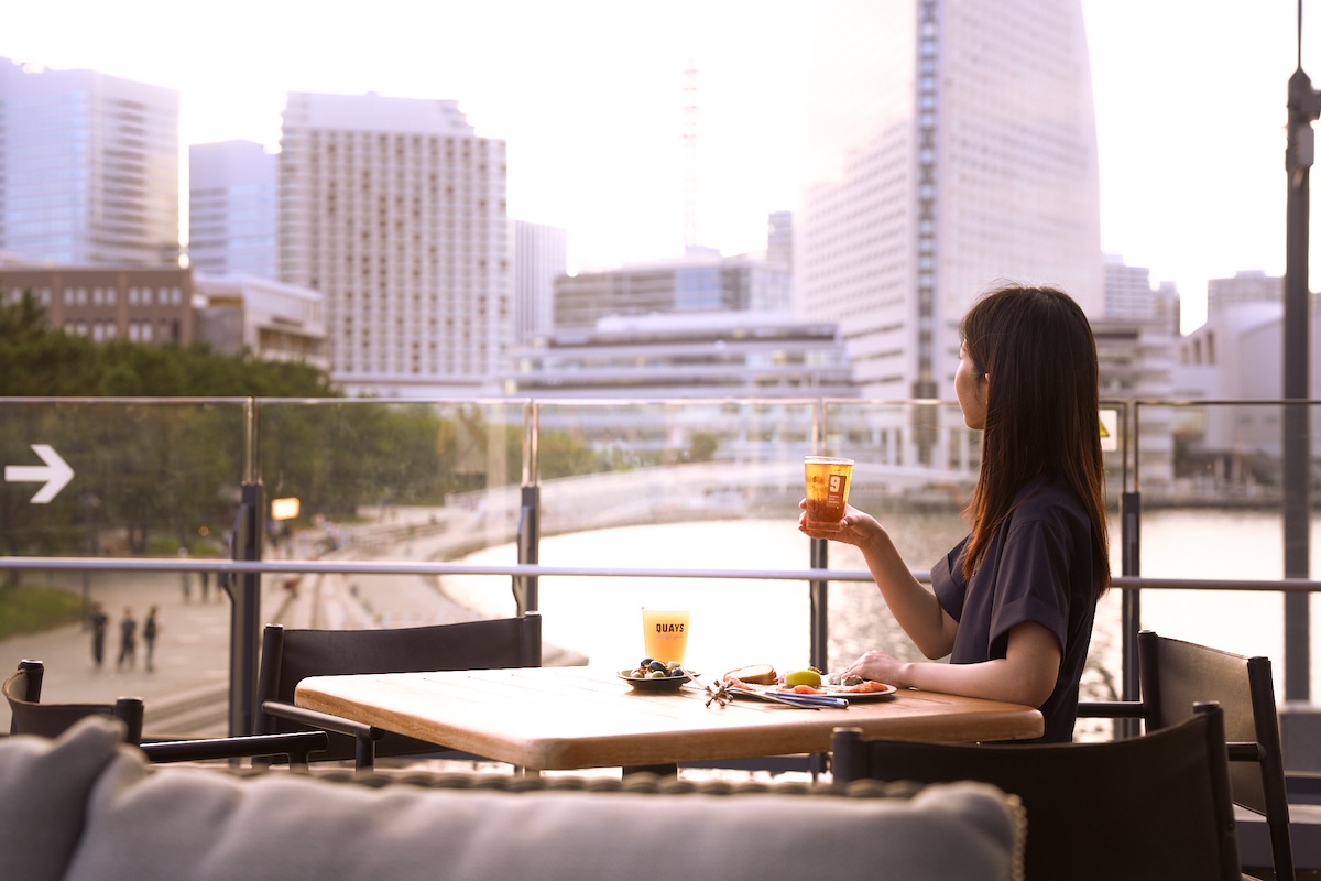 夕暮れのみなとみらいを眺めながら、横浜生まれのクラフトビールを味わう