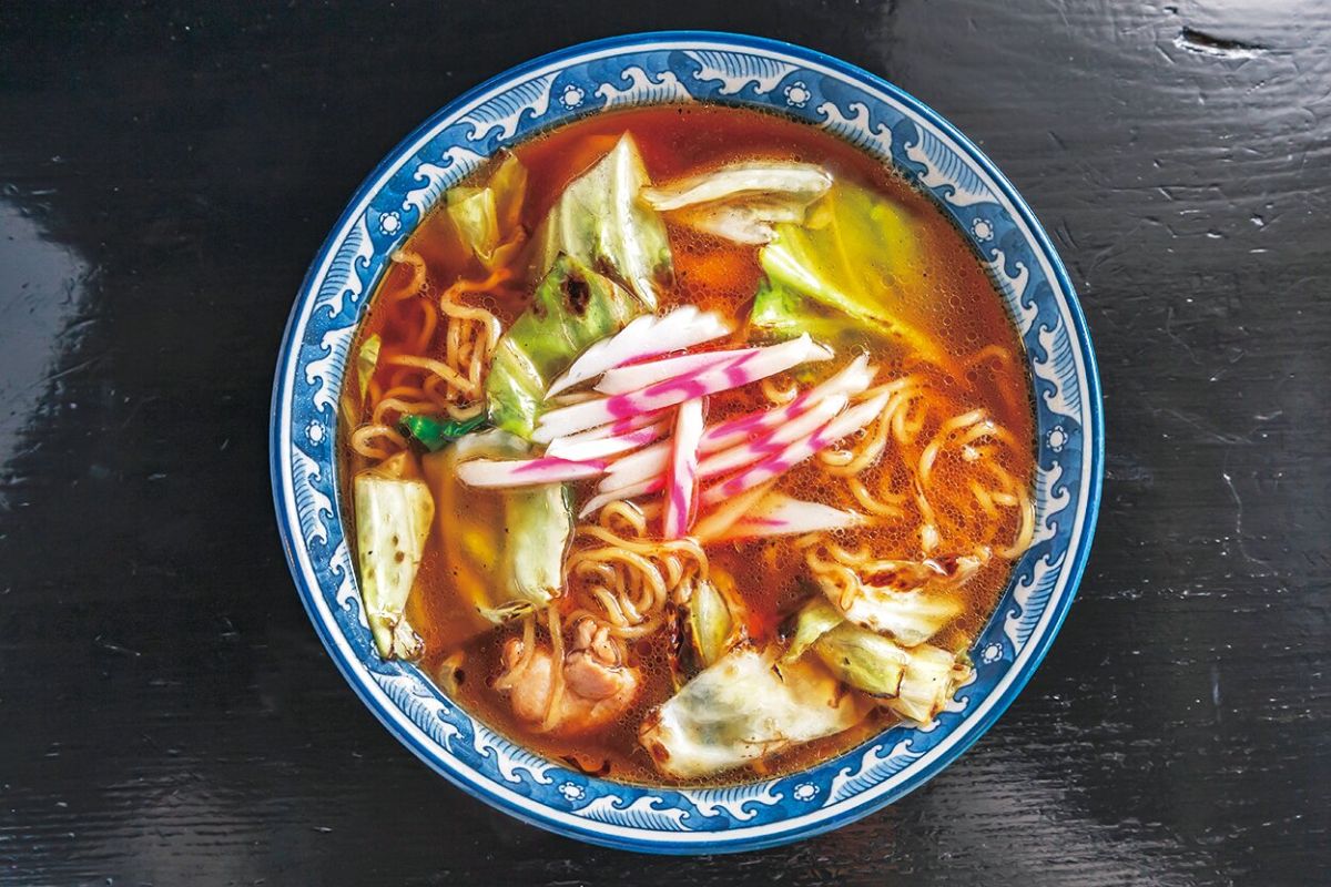 胡椒や酢、七味唐辛子など、好みで調味料を加えよう
