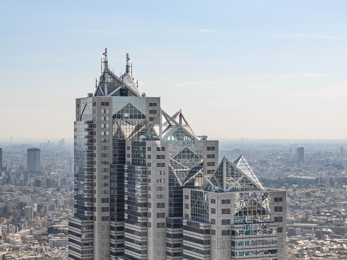 三連の三角屋根が特徴的なホテル「パーク ハイアット 東京」（写真提供：パーク ハイアット 東京）