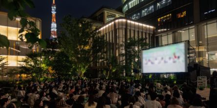 【麻布台ヒルズ】秋の夜に楽しむ野外映画！ 入場無料の大好評イベント「OUTDOOR CINEMA 2026」
