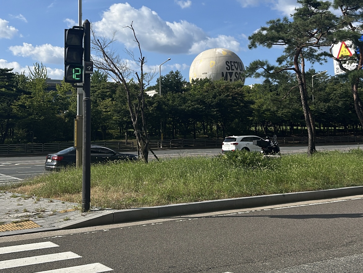 横断歩道から見える気球が目印！