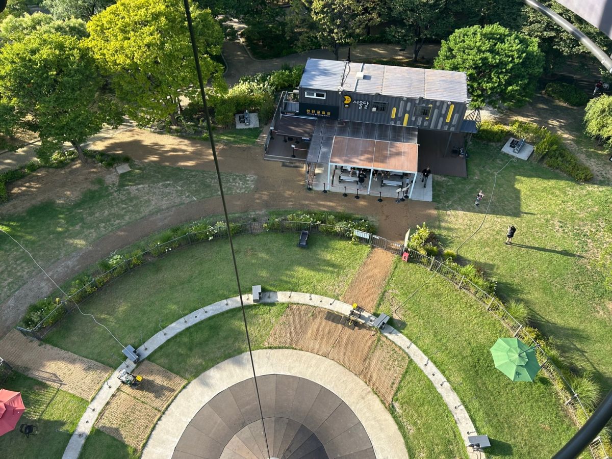 離陸・着陸時は必ず手すりにつかまって