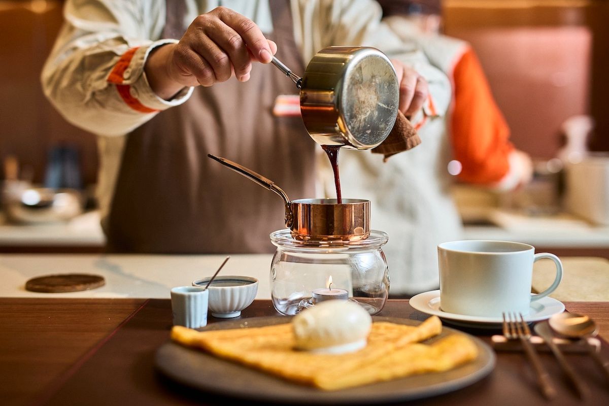 「ご褒美クレープ 赤たまごキャラメル」1870円 コーヒー／紅茶付き　＋110円でカフェラテに変更可