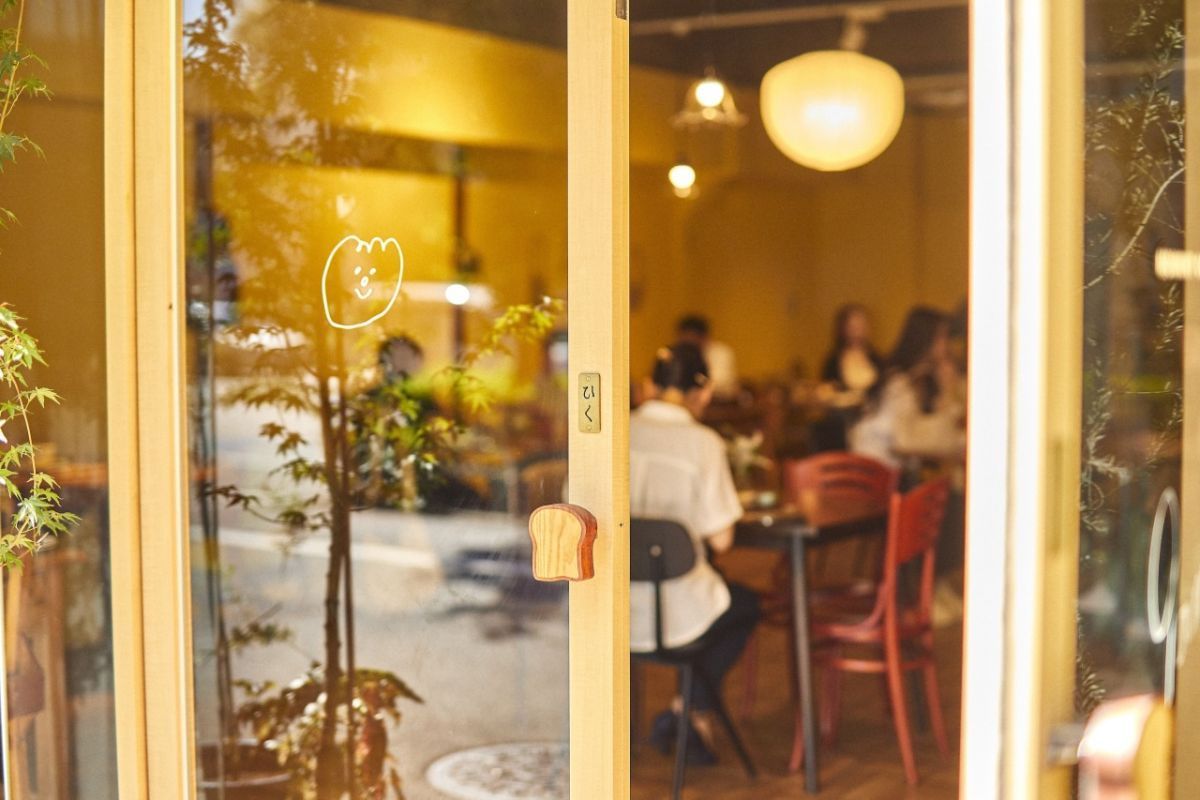 「moment coffee kyōto」外から見た店内