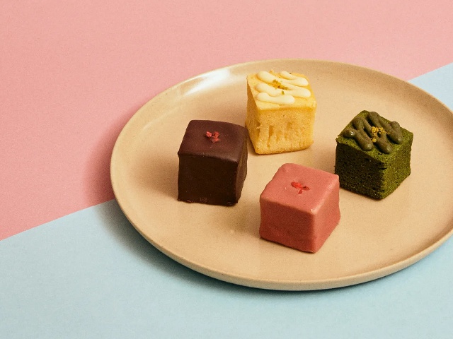 プティ・ケーク・メゾン 上から時計回りにレモン、抹茶、いちご、チョコ各324円