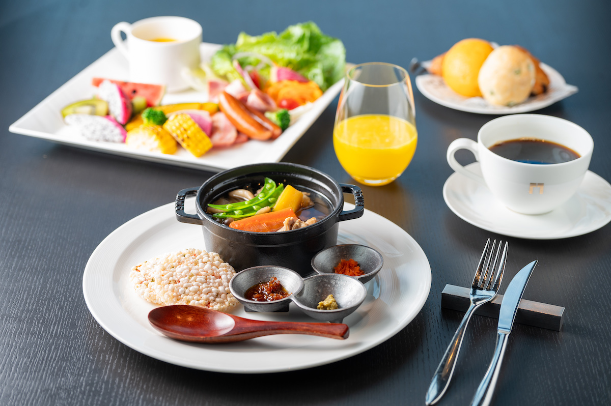 「関西だしの季節野菜薬膳スープ」（写真手前のプレート）