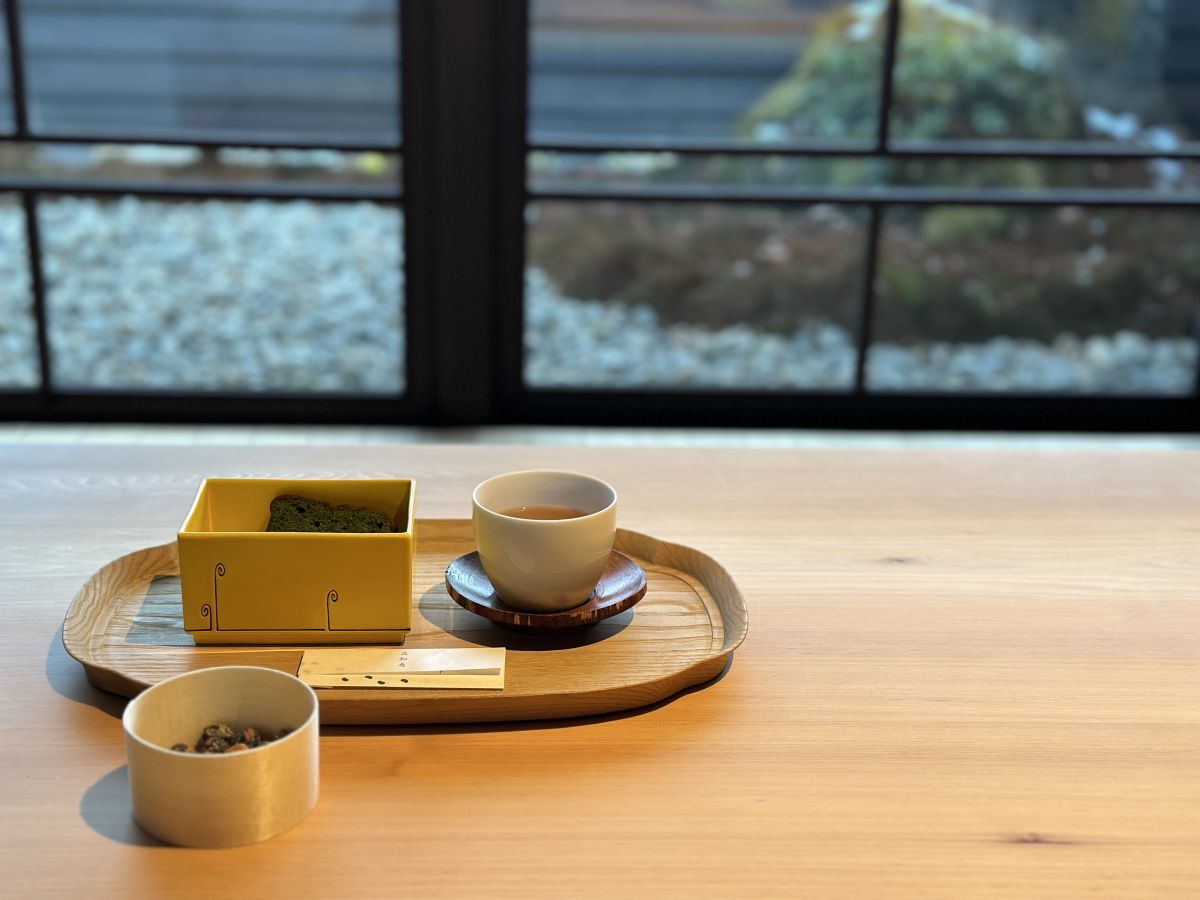 那須別邸 回の客室のお茶と豆菓子