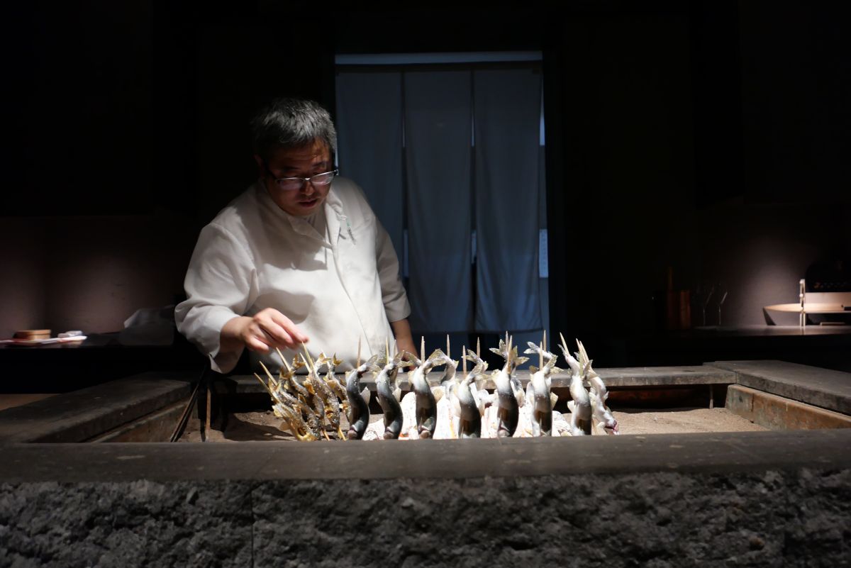 那須別邸 回の山里懐石。料理長が焼き上げる鮎
