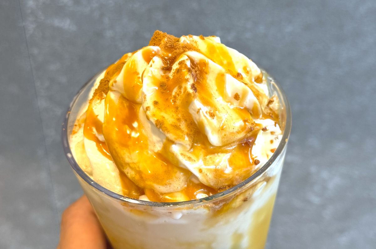 「とろり蜜芋 紅はるか フラペチーノ&reg;」カスタマイズ：キャラメルソース追加（無料）＋ハチミツ追加（無料）＋シナモンパウダー追加（無料）