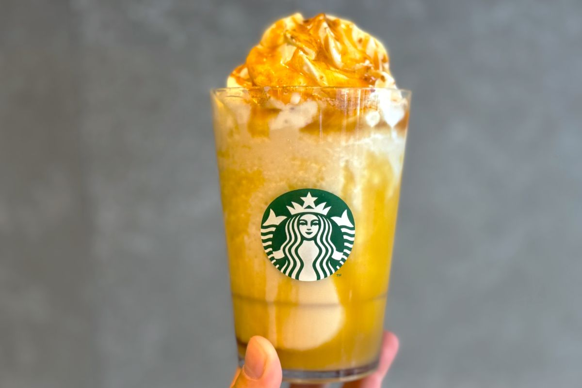「とろり蜜芋 紅はるか フラペチーノ&reg;」カスタマイズ：キャラメルソース追加（無料）＋ハチミツ追加（無料）＋シナモンパウダー追加（無料）＋アーモンドミルク変更（＋５５円）＋エスプレッソ1ショット追加（＋55円）