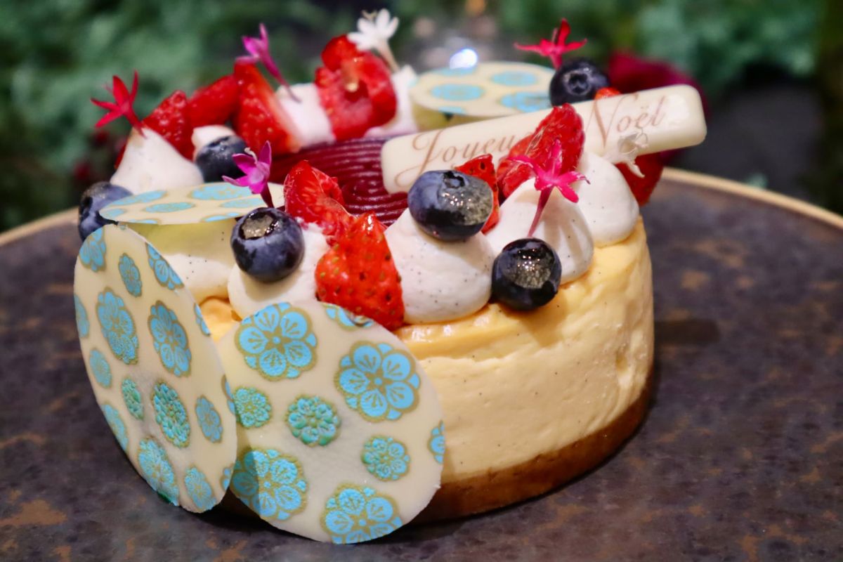 「THE KAHALA Christmas 2026 &rdquo;Macaronnade&rdquo;（ザ・カハラ　クリスマス 2026 &rdquo;マカロナード&rdquo;」1万2960円　※限定30台、直径約12cm