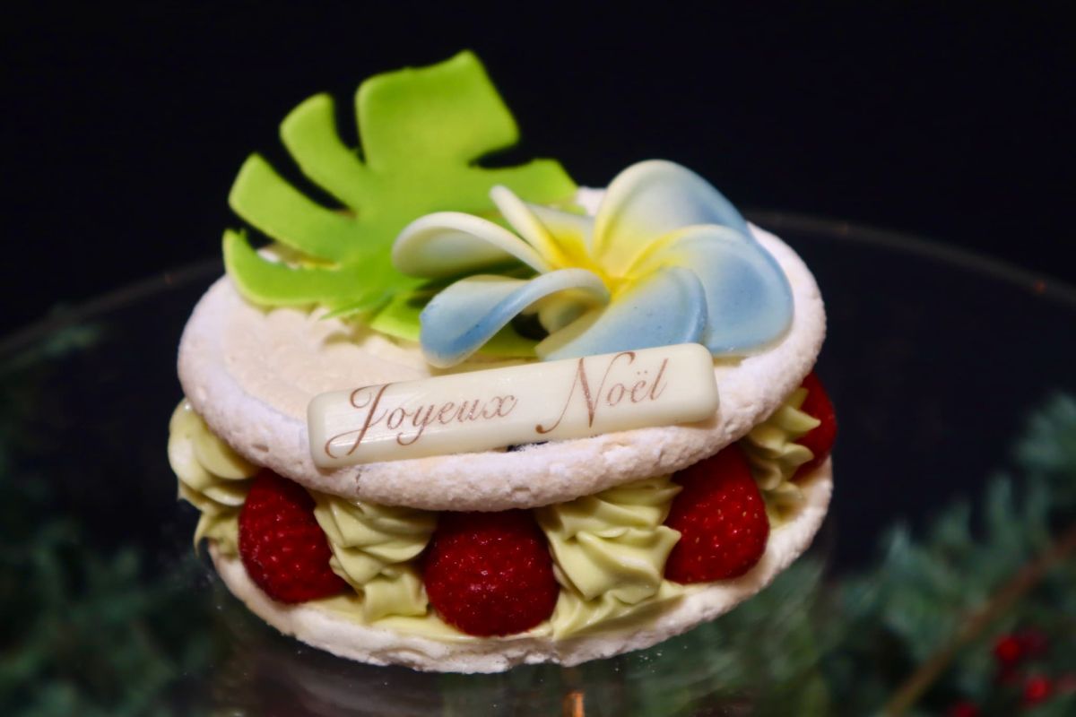 「THE KAHALA Christmas 2026 &rdquo;Macaronnade&rdquo;（ザ・カハラ　クリスマス 2026 &rdquo;マカロナード&rdquo;」1万2960円　※限定30台、直径約12cm