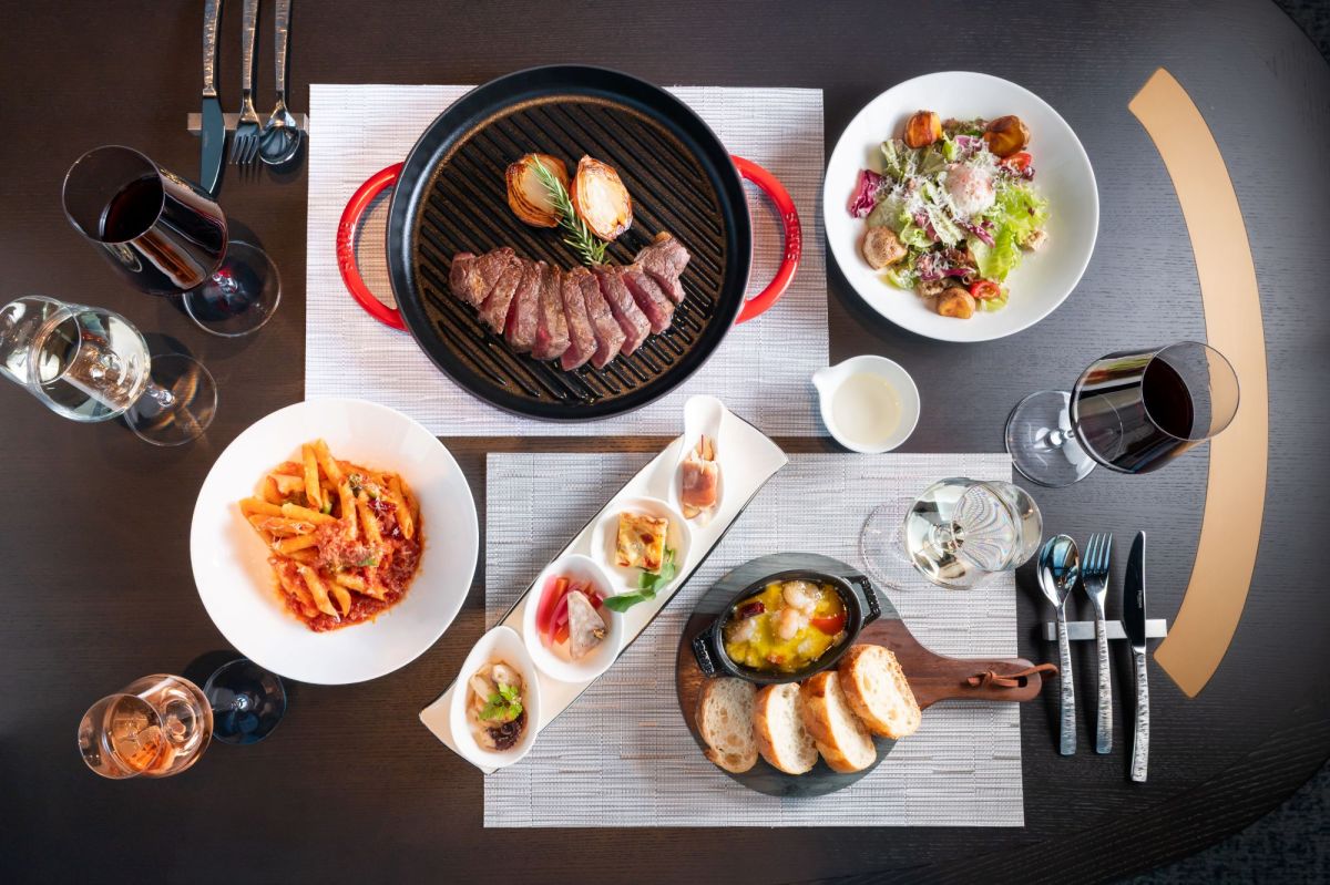 「大阪ワイン会」7300円（イメージ。写真は2人分）