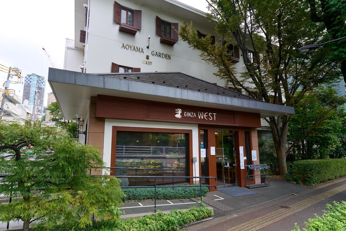 木々に囲まれた「銀座ウエスト 青山ガーデン」の入口