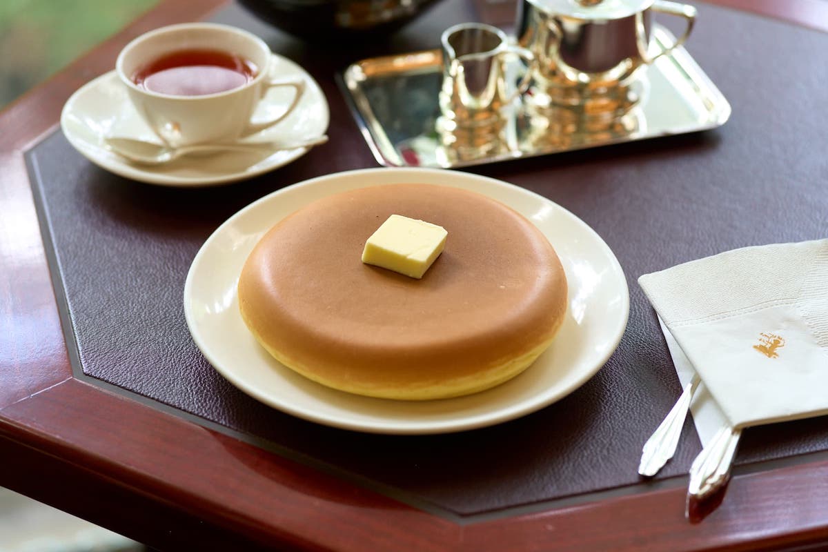 「ホットケーキ（1枚）お飲み物付」2310円。バターとメープルシロップ付き