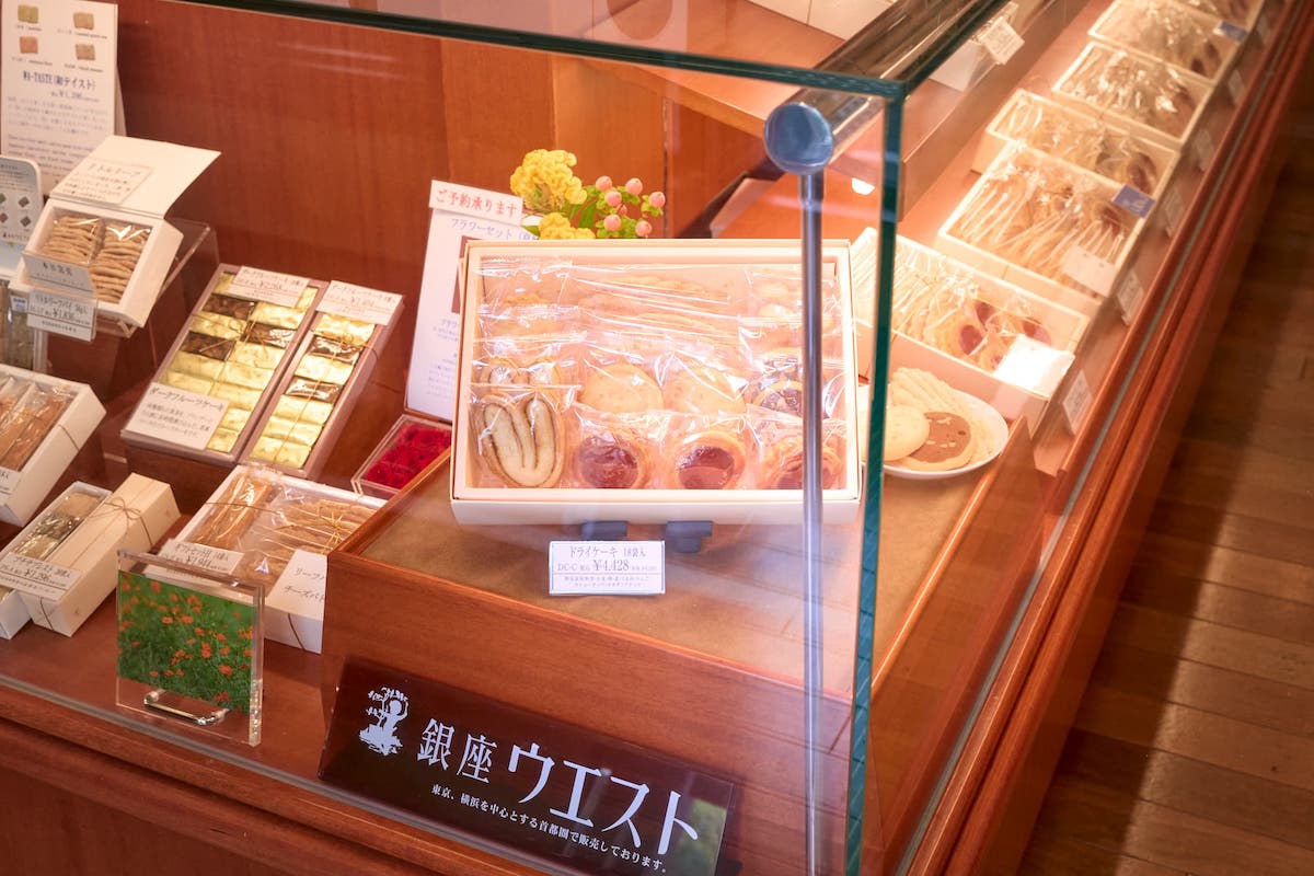 リーフパイやドライケーキを詰め合わせたギフトボックスが並ぶ