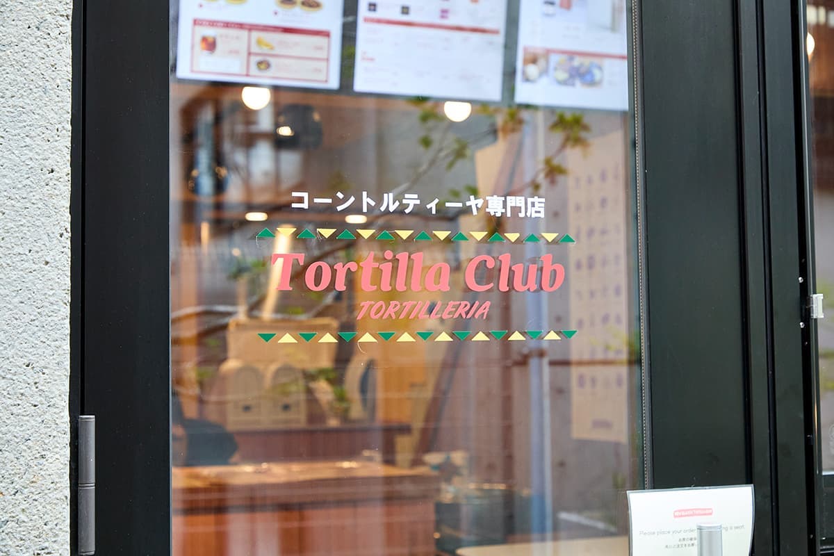 建物の奥へ進むと見えてくる看板が目印。ちょっとした隠れ家感