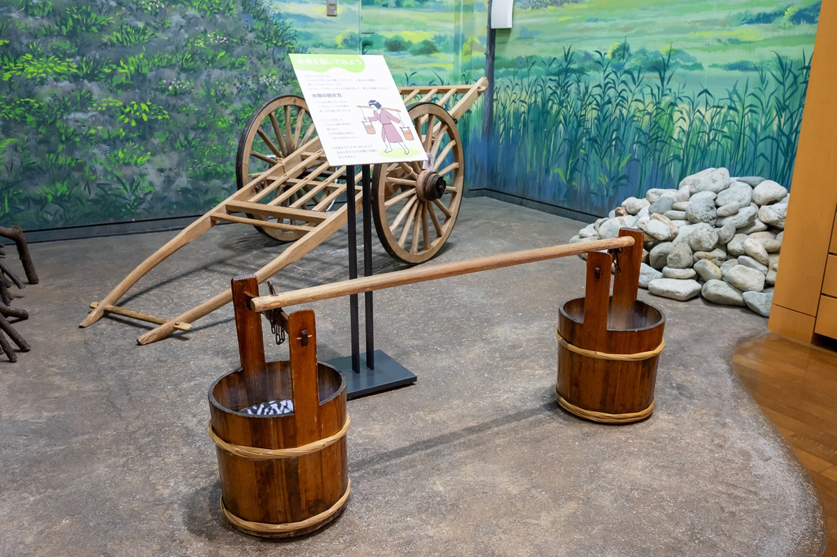 「道の駅 那須野が原博物館」の展示、水桶担ぎ体験コーナー