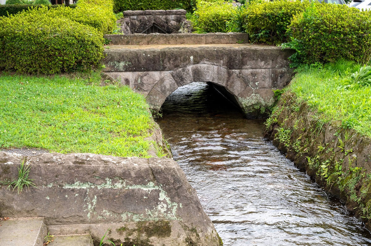 那須疎水の水が流れ、三島農場池に注ぐ水路