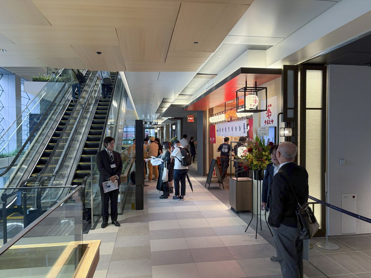 飲食店がずらっと並ぶ様子は壮観