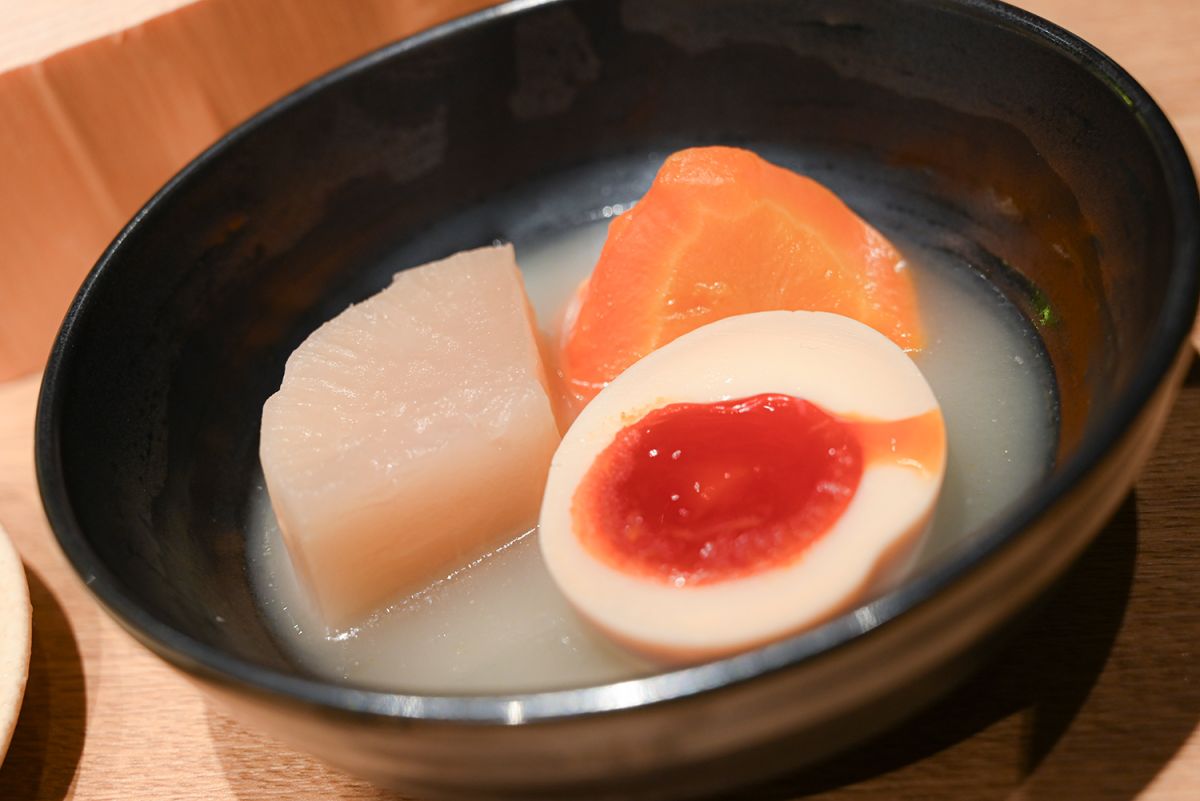 出汁が染み渡る「16代真っ赤卵」、美味しすぎます&hellip;&hellip;！