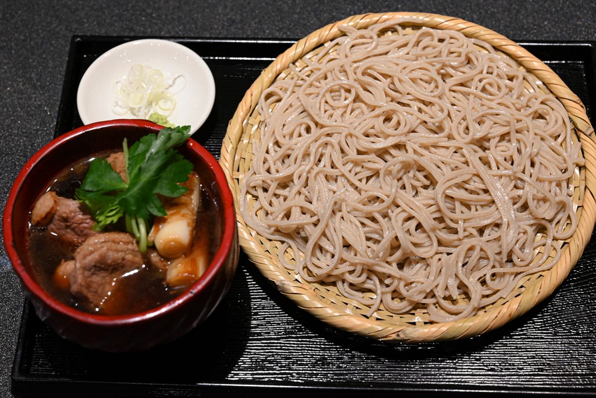 艶やかな細打ちをつゆにくぐらせれば、蕎麦の実の香りに鴨の脂と焼き葱の甘みが絡む