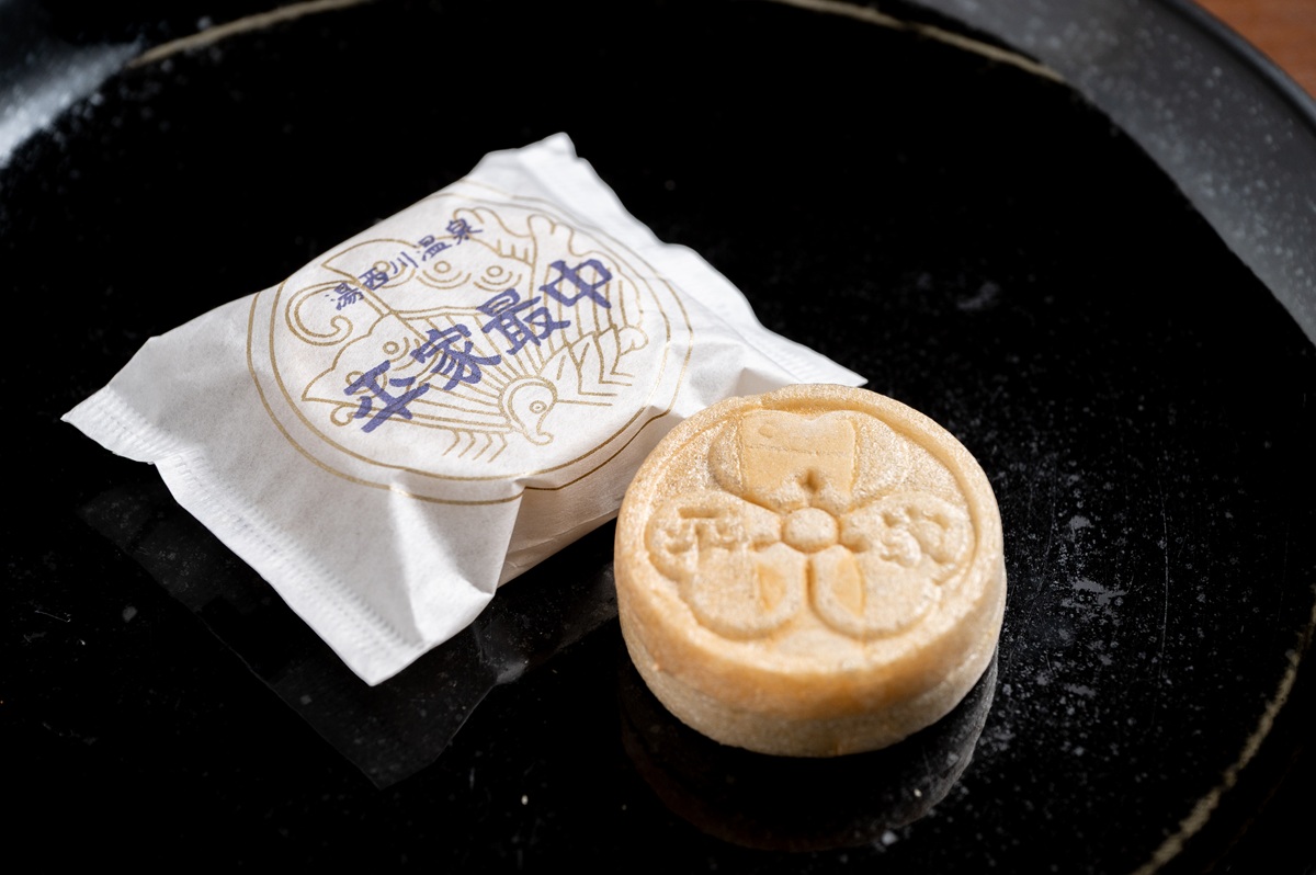 湯西川温泉の菓子店・ふる里本舗の平家最中6個入り800円