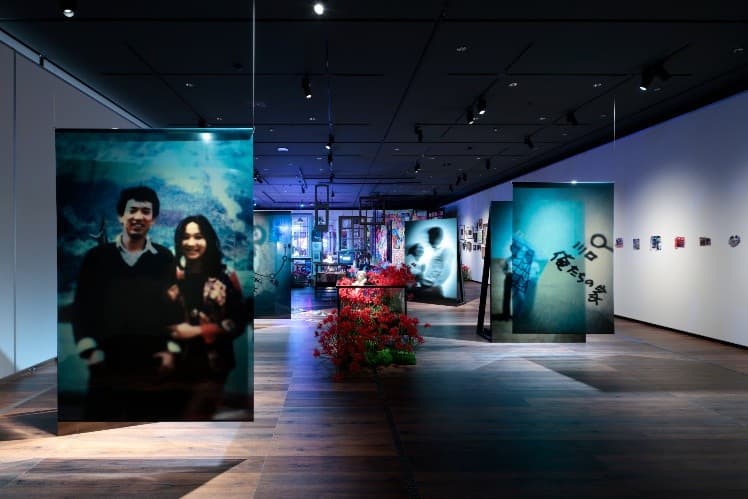 開館記念特別展「蜷川実花展　はじまりの光」